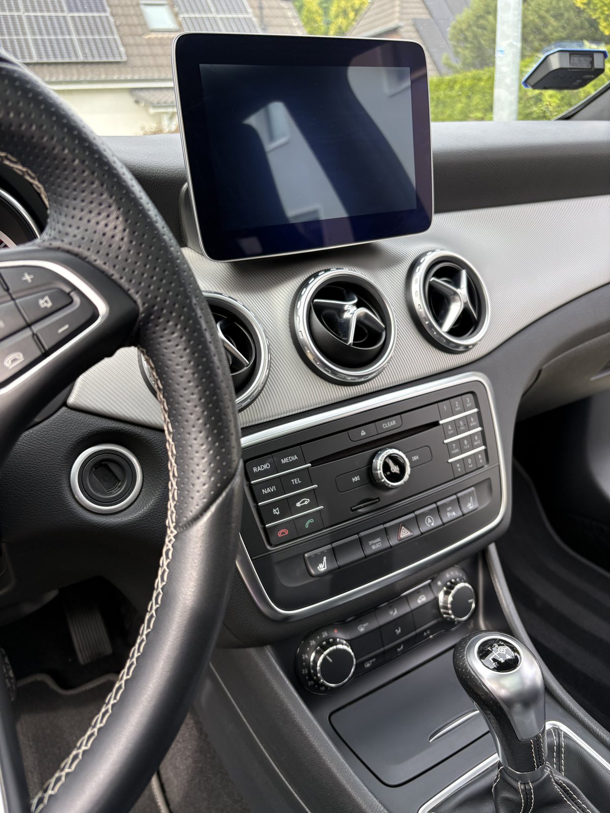 Gereinigtes Cockpit mit Lüftungsdüsen und Mittelkonsole